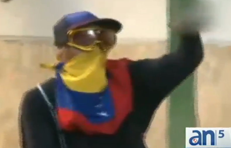 Nuevos arrestos y mas represión en nuevas protestas estudiantiles en Venezuela. Mientras  el número de manifestantes acusados y procesados por los tribunales de justicia aumentó a 3000.