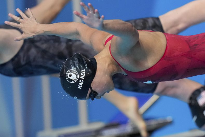 La canadiense Maggie Mac Neil se zambulle en la final de los 50 metros estilo libre de los Juegos Panamericanos en Santiago, Chile, el martes 24 de octubre de 2023. (AP Foto/Silvia Izquierdo)
