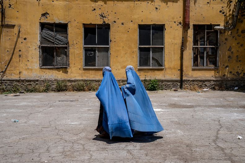Mujeres esperan para recibir asistencia alimentaria dada por un grupo humanitario en Kabul, Afganistán, el 28 de mayo del 2023. (AP foto/Ebrahim Noroozi)