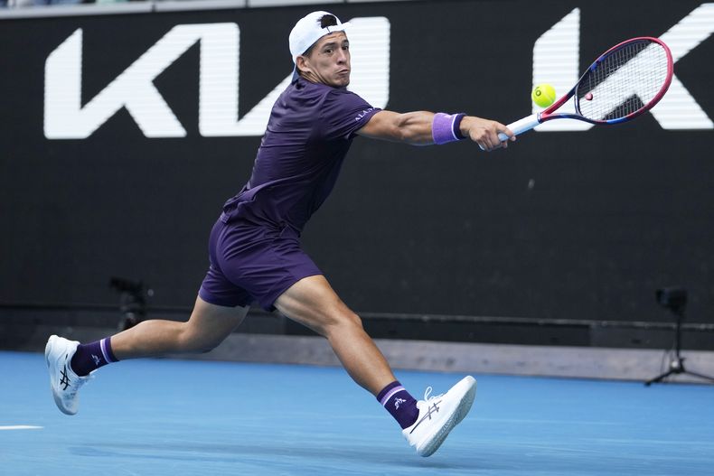 El argentino Sebastián Báez en el encuentro de la tercera ronda del Abierto de Australia ante el italiano Jannik Sinner el viernes 19 de enero del 2024. (AP Foto/Andy Wong)