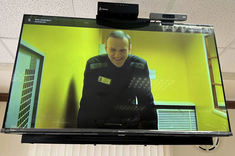 En esta imagen proporcionada por el servicio de prensa del tribunal municipal de Moscú, el líder opositor ruso Alexei Navalny aparece en un televisor durante una videollamada, el miércoles 31 de mayo de 2023. (Servicio de prensa del tribunal municipal de Moscú vía AP)