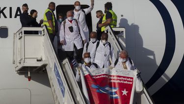 ARCHIVO - Médicos cubanos llegan al Aeropuerto Internacional José Martí el 8 de junio de 2020, en La Habana, Cuba, tras viajar a Italia para ayudar en la respuesta de emergencia por el COVID-19. (Ismael Francisco/Foto compartida vía AP, archivo)