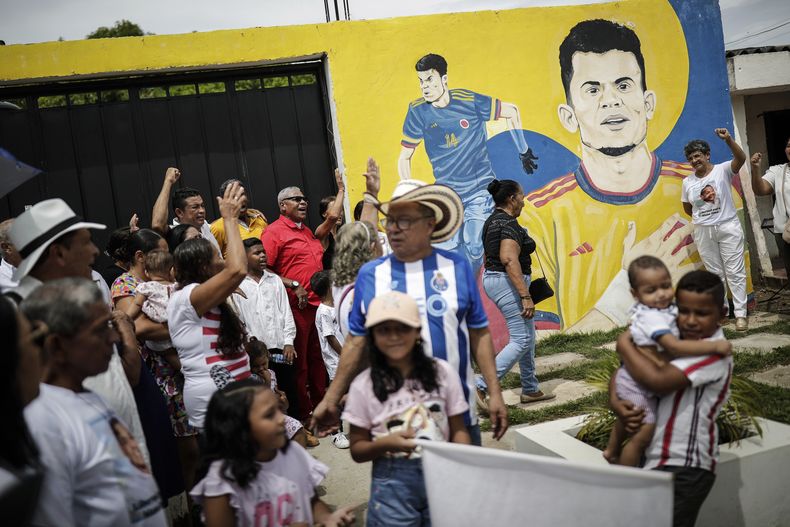 Familiares y amigos del futbolista colombiano Luis Díaz marchan para exigir la liberación de su padre Luis Manuel Díaz en Barracas, Colombia el domingo 5 de noviembre del 2023. (AP Foto/Ivan Valencia)