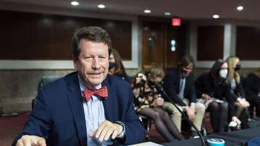 Pese a divisiones, Senado confirma a comisionado de la FDA
