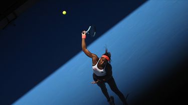 Foto del 22 de enero del 2023, la estadounidense Coco Gauff saca en el duelo ante la letona Jelena Ostapenko en el Abierto de Australia. (AP Foto/Asanka Brendon Ratnayake)