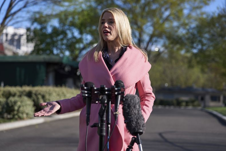La secretaria de Justicia Pam Bondi en la Casa Blanca en Washington el 8 de abril del 2025. (AP foto/Evan Vucci)