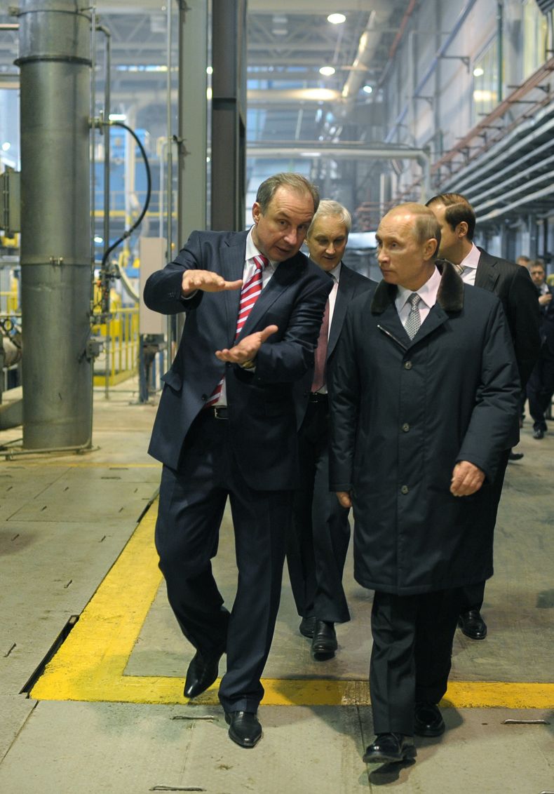 El presidente ruso Vladimir Putin (derecha) escucha la explicaci&oacute;n de Valery Puchkov, jefe de una f&aacute;brica, duranye una visita a la ciudad de Petrosavodsk el lunes 28 de abril de 2014. (Foto de AP/RIA Novosti, Alexei Druzhinin, Servicio Presi