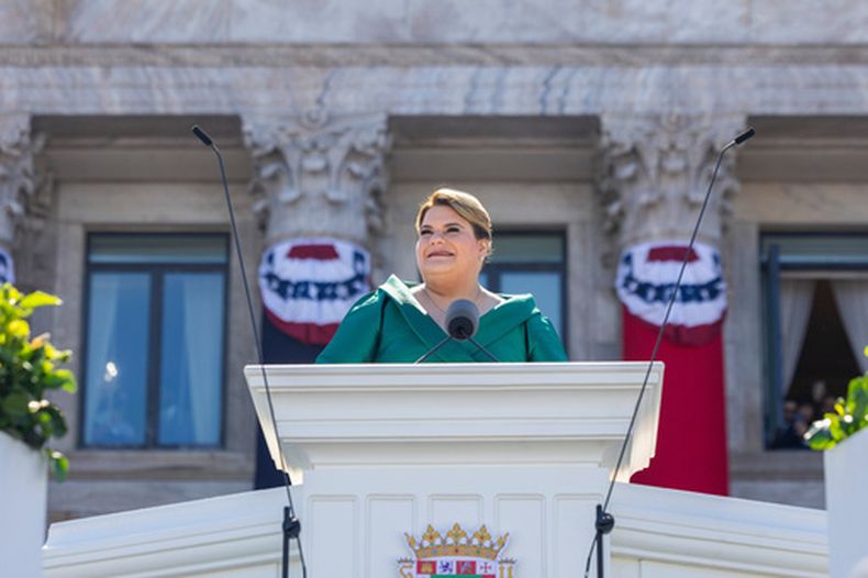 ARCHIVO - Jenniffer González Colón habla tras tomar posesión como gobernadora fuera del Capitolio, en San Juan, Puerto Rico, el 2 de enero de 2025. (AP Foto/Alejandro Granadillo, Archivo)