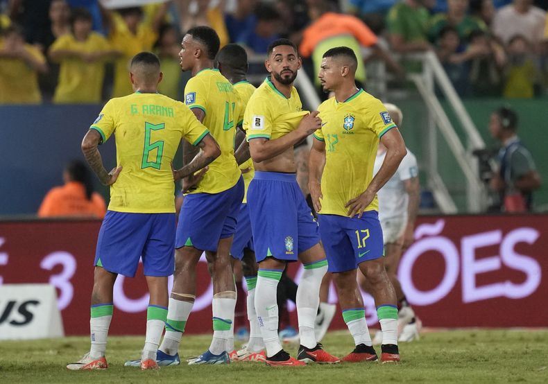 Los jugadores de Brasil se lamentan tras el empate ante Venezuela en la eliminatoria mundialista, el jueves 12 de octubre de 2023, en Cuiabá (AP Foto/Andre Penner)