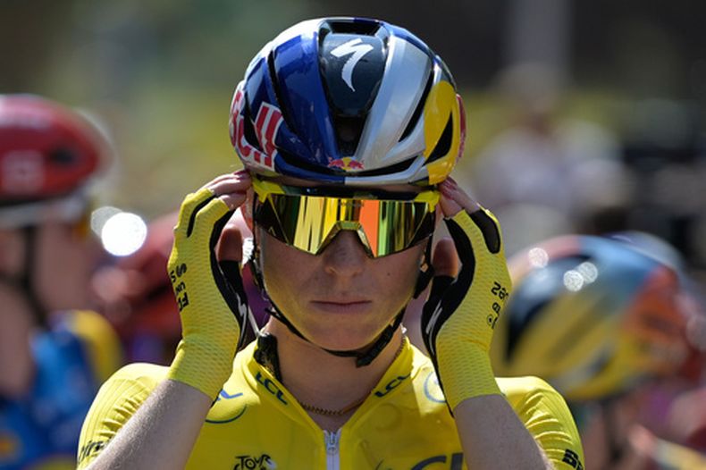 La neerlandesa Demi Vollering se prepara para la salida de la novena etapa de la carrera ciclista Tour de Francia Femenino (Tour de France Femmes) en Niza, Francia, el domingo 9 de agosto de 2026. (Foto AP/Philippe Magoni)