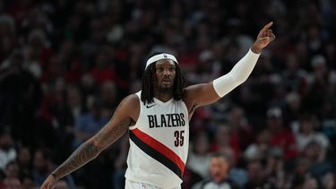 ARCHIVO - El pívot de los Trail Blazers de Portland, Robert Williams III (35), hace señales a sus compañeros durante la segunda mitad del tercer partido de una serie de primera ronda de los playoffs de la NBA contra los Spurs de San Antonio, en Portland, Oregón, el viernes 24 de abril de 2026. (Foto AP/Jenny Kane, Archivo)