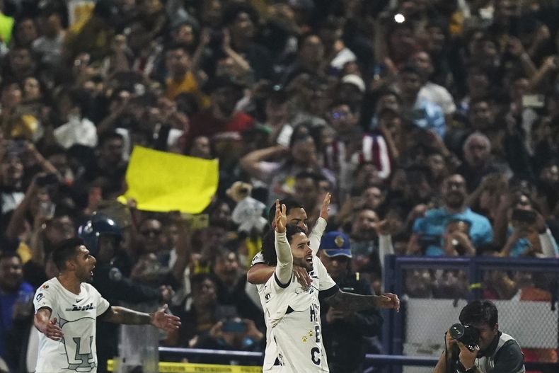 César Huerta, de Pumas, celebra con sus compañeros después de anotar el segundo gol de su equipo ante Chivas durante el partido de vuelta de los cuartos de final del torneo Apertura de México, el domingo 3 de diciembre de 2023, en el Estadio Olímpico. (AP Foto/Marco Ugarte)