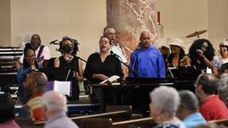 El Coro Gesu canta durante una misa en la iglesia católica Gesu, el domingo 18 de junio de 2023, en Detroit. (AP Foto/Jose Juarez)