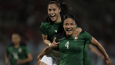La mexicana Rebeca Bernal celebra con sus compañeros tras anotar ante Chile en el encuentro por la medalla de oro en los Juegos Panamericanos de Chile el viernes 3 de noviembre del 2023. (AP Foto/Eduardo Verdugo)
