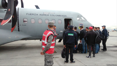 catorce cubanos deportados a la isla en avion militar de colombia