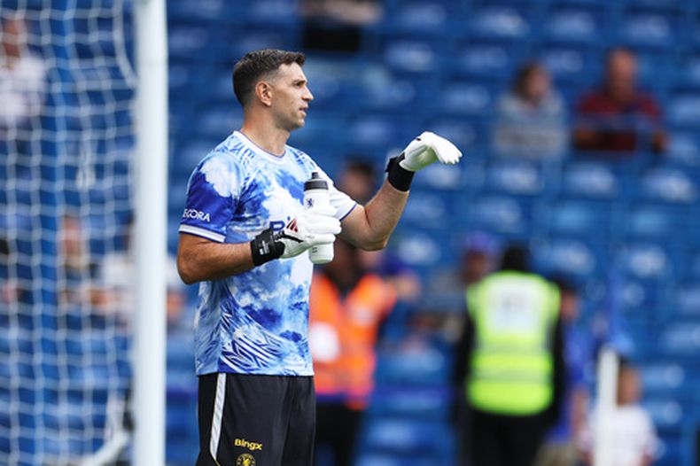 El arquero Emiliano Martínez durante el calentamiento previo al partido de su equipo Chelsea contra Brigton en la Liga Premier, el domingo 30 de agosto de 2026, en Londres. (AP Foto/Ian Walton)