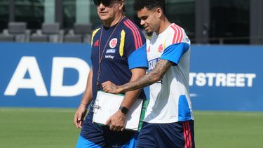 El técnico de Colombia Néstor Lorenzo charla con Luis Díaz durante un entrenamiento en el Mundial, el miércoles 1 de julio de 2026, en Fort Lauderdale, Florida. (AP Foto/Marta Lavandier)