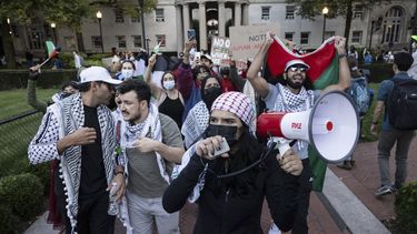 ARCHIVO - Simpatizantes de los palestinos, incluido Mahmoud Khalil, segundo de izquierda a derecha, se manifiestan en la Universidad de Columbia, el jueves 12 de octubre de 2023, en Nueva York. (AP Foto/Yuki Iwamura, archivo)