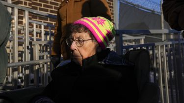 JoAnn Persch, de 90 años, una monja con las Sisters of Mercy, reza con otros en una vigilia frente a una instalación del Servicio de Inmigración y Aduanas de Estados Unidos en Broadview, Illinois, el 21 de febrero del 2025. (AP foto/Erin Hooley)