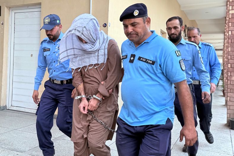 Policías escoltan Umar Hayat, acusado de asesinar a la joven influencer Sana Yousaf, en el tribunal en Islamabad, Pakistán, el 25 de septiembre del 2025. (AP foto/Muhammad Yousuf)