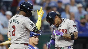 El dominicano Ketel Marte, de los Diamondbacks de Arizona, baila frente a su compatriota y compañero Geraldo Perdomo, luego de conectar un jonrón de dos carreras en el juego ante los Reales de Kansas City, el martes 23 de julio de 2024 (AP foto/Colin E. Braley)
