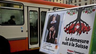 americateve | Propaganda del nacionalista Partido del Pueblo que pide votar a favor de un referendo contra la inmigraci&oacute;n, en el centro de Ginebra, el 10 de febrero de 2014. El cartel dice &ldquo;El exceso de inmigraci&oacute;n da&ntilde;a a Suiza&rdquo;. La vot
