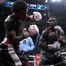 Terence Crawford (derecha) derriba a Erol Spence Jr. durante su pelea de unificación de los títulos welter, el sábado 29 de julio de 2023 en Las Vegas (AP Foto/John Locher)