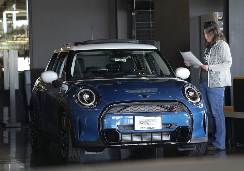 ARCHIVO - Una compradora inspecciona un Cooper S sedán 2023 en Highlands Ranch, Colorado. El Departamento de Comercio dio a conocer su informe sobre el gasto de consumo el viernes 28 de abril de 2023. Un índice crucial de la inflación subyacente que la Reserva Federal sigue con atención siguió siendo alto en marzo, por lo cual el banco central sigue en camino de elevar las tasas de interés por décima vez desde marzo del año pasado. (AP Foto/David Zalubowski, File)