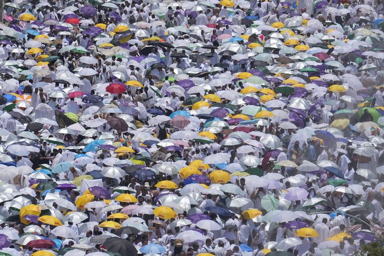 Peregrinos musulmanes usan paraguas para protegerse del sol en el peregrinaje del haj en La Meca, Arabia Saudí, el 15 de junio del 2024. (AP foto/Rafiq Maqbool)
