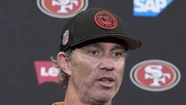 ARCHIVO - Nick Sorensen, coordinador defensivo de los 49ers de San Francisco, habla en una conferencia de prensa el 31 de julio de 2024 (AP Foto/Jeff Chiu, archivo)