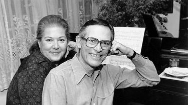 ARCHIVO - Marilyn y Alan Bergman posan ante el piano en su casa de Beverly Hills el 17 de marzo de 1980. (Foto AP/Lennox McLendon, archivo)
