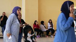 Personas desplazadas del sur de Líbano caminan por una escuela utilizada como refugio en la ciudad portuaria de Tiro, Líbano, viernes 20 de octubre de 2023. Los choques en la frontera con Israel han desplazado a más de 4.200 personas de aldeas en el sur de Líbano, y las autoridades dicen que están mal preparadas para el éxodo que provocaría la escalada del conflicto a una guerra en regla. (AP Foto/Hassan Ammar)