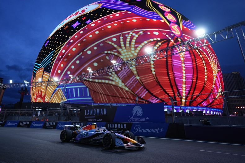 El neozelandés Liam Lawson, de Red Bull, participa en una sesión de práctica para el Gran Premio de Las Vegas, el jueves 20 de noviembre de 2025 (AP Foto/Eric Gay)