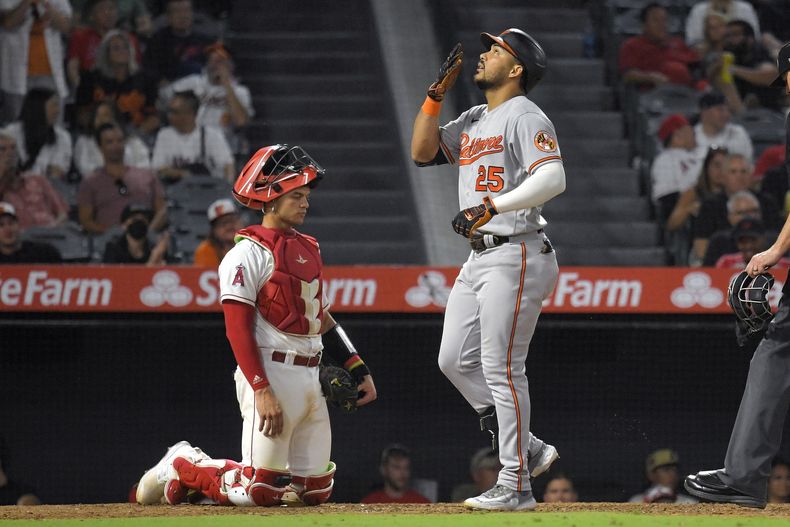 El venezolano Anthony Santander festeja tras conectar un jonrón ante los Angelinos de Los Ángeles, el miércoles 6 de septiembre de 2023 (AP Foto/Mark J. Terrill)