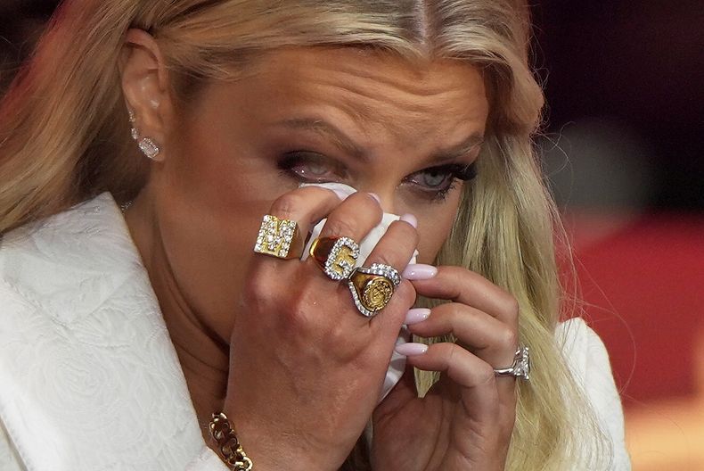 Erika Kirk se seca las lágrimas mientras se prepara para hablar en el homenaje a su marido, el activista conservador Charlie Kirk, el domingo 21 de septiembre de 2025, en el State Farm Stadium en Glendale, Arizona. (AP Foto/Julia Demaree Nikhinson)