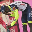 Corcho de prosseco en el ojo deja a Girmay fuera del Giro