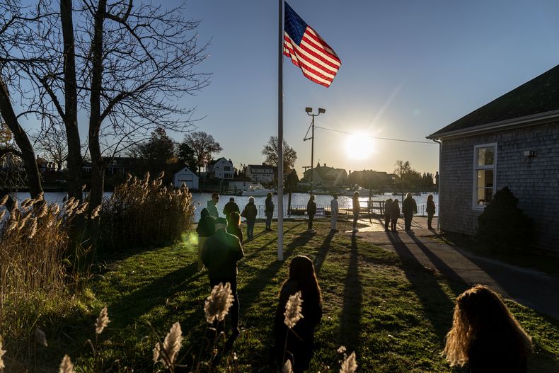 ARCHIVO - Electores en fila para emitir su voto en las elecciones de mitad de mandato en el Aspray Boat House en Warwick, Rhode Island, el martes 8 de noviembre de 2022. (AP Foto/David Goldman, Archivo)