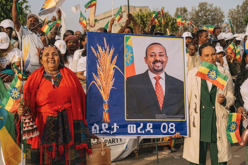 Simpatizantes del partido gobernante de Etiopía sostienen un retrato del primer ministro Abiy Ahmed en un mitin, antes de las elecciones nacionales en Adís Abeba, Etiopía, el martes 26 de mayo de 2026. (Foto AP/Amanuel Sileshi)