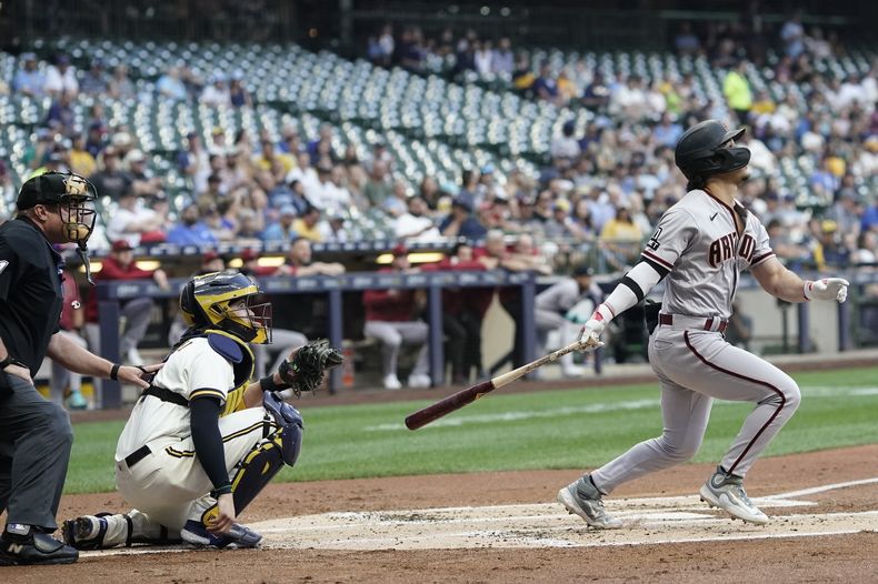 Alek Thomas, de los Diamondbacks de Arizona, sacude un jonrón de dos carreras en el primer inning del juego de la MLB que enfrentó a su equipo con los Cerveceros de Milwaukee, el 19 de junio de 2023, en Milwaukee. (AP Foto/Morry Gash)