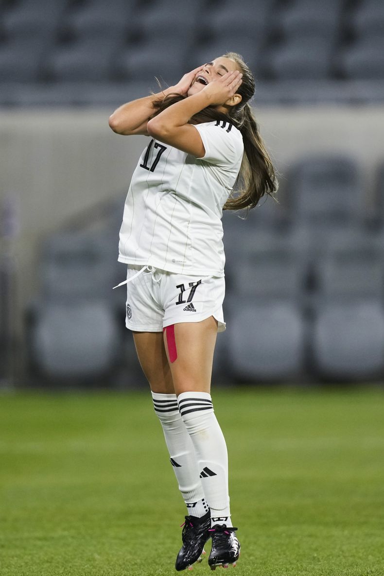 Alexa Herrera, mediocampista de Costa Rica, se lamenta tras errar un disparo en el partido ante Canadá, dentro de la Copa Oro Femenina, el sábado 2 de marzo de 2024 (AP foto/Ryan Sun)