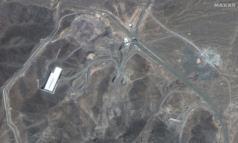 Esta imagen por satélite proporcionada por Maxar Technologies muestra vehículos en la instalación de enriquecimiento de Fordo en Irán, el jueves 19 de junio de 2025. (Maxar Technologies via AP)