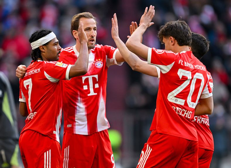 Serge Gnabry, Harry Kane, Tom Bischof y Raphael Guerreiro del Bayern Munich celebran el cuarto gol de su equipo en el encuentro de la Bundesliga ante el Unión de Berlín el sábado 21 de marzo del 2026. (Sven Hoppe/dpa via AP)