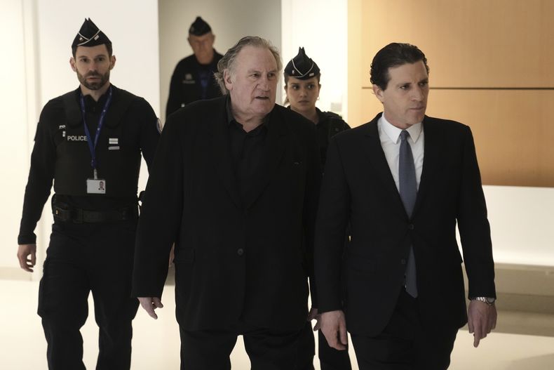El actor Gerard Depardieu, en el centro, que se enfrenta a un juicio por las presuntas agresiones sexuales a dos mujeres durante una película ambientada en 2021, llega con su abogado Jeremie Assous, a la derecha, el lunes 24 de marzo de 2025 en París. (Foto AP/Thibault Camus)