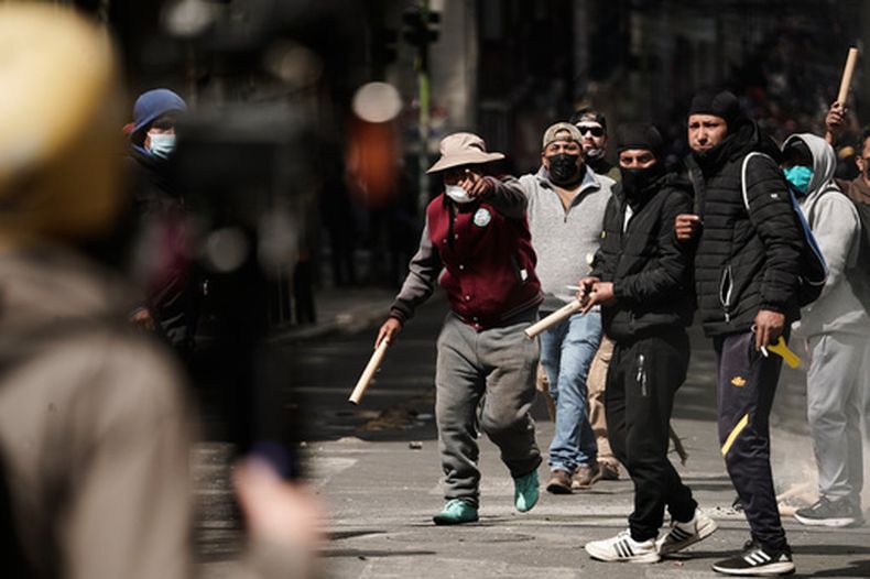 Manifestantes llevan petardos durante una protesta contra el gobierno en La Paz, Bolivia, el lunes 18 de mayo de 2026. (Foto AP/Freddy Barragan)