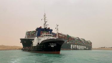 Barco de contenedores Ever Given en el Canal de Suez. Egipto, marzo 24, 2021. SUEZ CANAL AUTHORITY/Handout via REUTERS