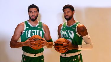 Jayson Tatum, izquierda, de los Celtics de Boston, y Paul George, derecha, posan juntos durante el Día de Medios del equipo de baloncesto de la NBA, el lunes 28 de septiembre de 2026, en Boston. (AP Foto/Charles Krupa)