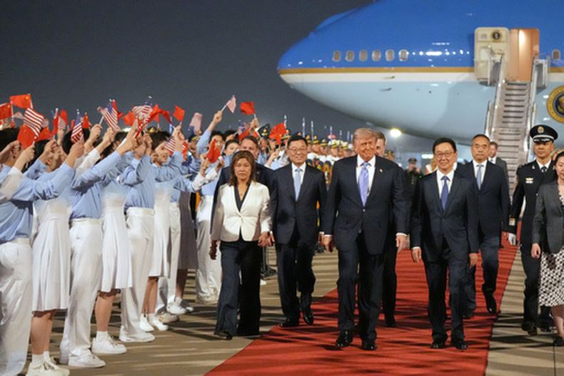 El presidente Donald Trump camina con el vicepresidente chino Han Zheng durante la ceremonia de bienvenida el miércoles 13 de mayo de 2026, en el Aeropuerto Internacional Pekín Capital. (Foto AP/Mark Schiefelbein)