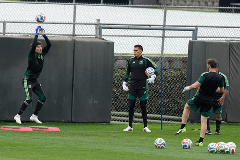 El portero de México Guillermo Ochoa enrena en la Ciudad de México el 10 de junio del 2026. (AP Foto/Fernando Llano)