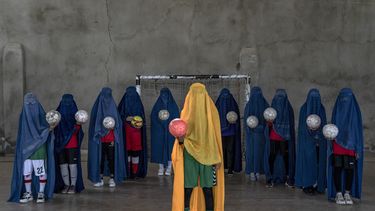 ARCHIVO - Foto del 22 de septiembre del 2022, integrantes de un equipo de fútbol afgano de mujeres posan para una foto en Kabul. El miércoles 21 de junio del 2023, el COI advierte que Afganistán podría quedar fuera de los Olímpicos de París si no permite la participación de mujeres y niñas en el deporte. (AP Foto/Ebrahim Noroozi, Archivo)