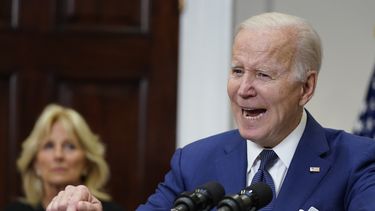 Biden pide restricciones de armas tras masacre en Texas
